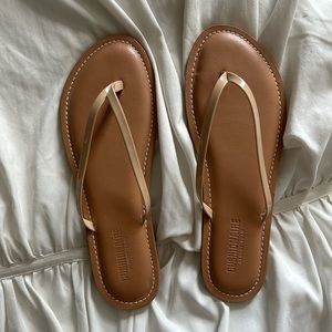 Cushionaire Cora Memory Foam Nude Patent Flip Flops Size 9